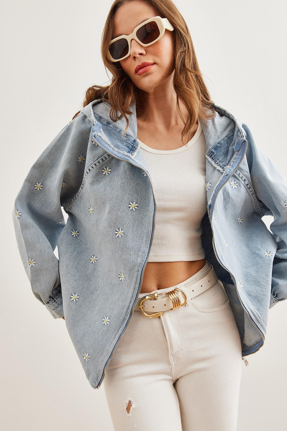 Fermuarlı Cepli Kapüşonlu Nakış Detaylı Denim Ceket Mavi