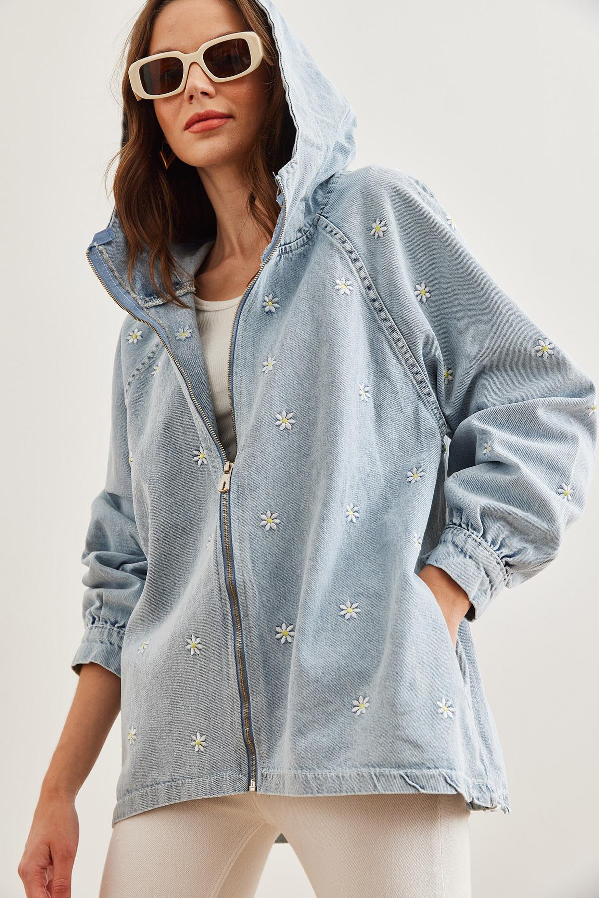 Fermuarlı Cepli Kapüşonlu Nakış Detaylı Denim Ceket Mavi