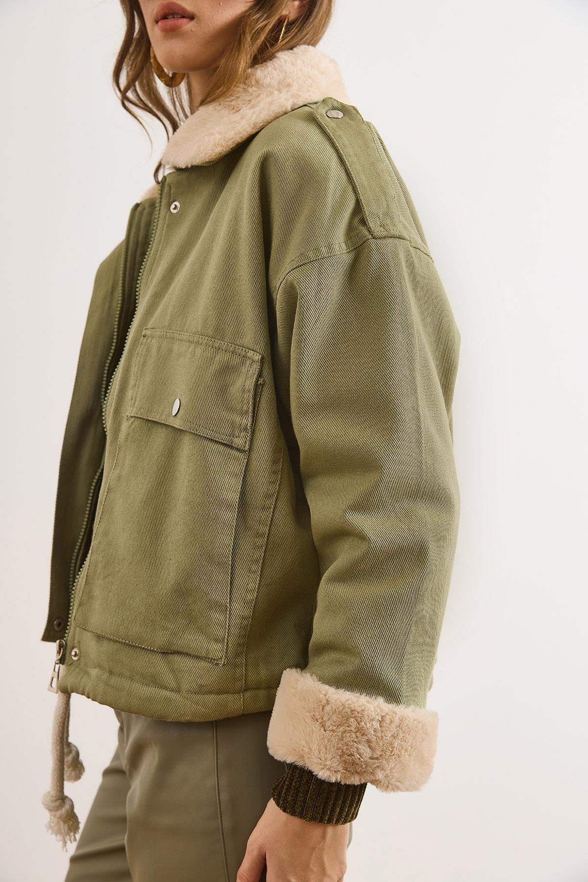 İçi Kürk Detaylı Pamuk Gabardin Kaban Haki