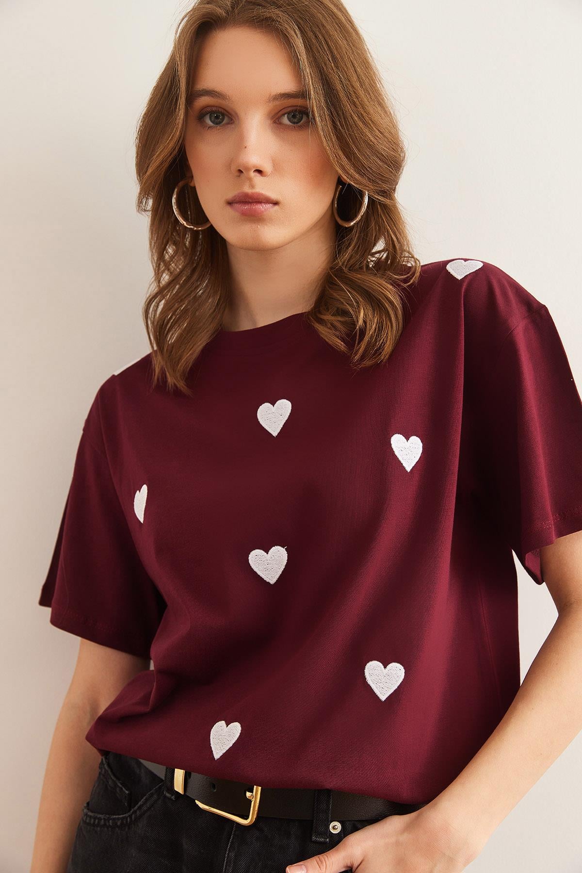 Kalp Nakışlı Pamuk Regular Fit Tişört Bordo