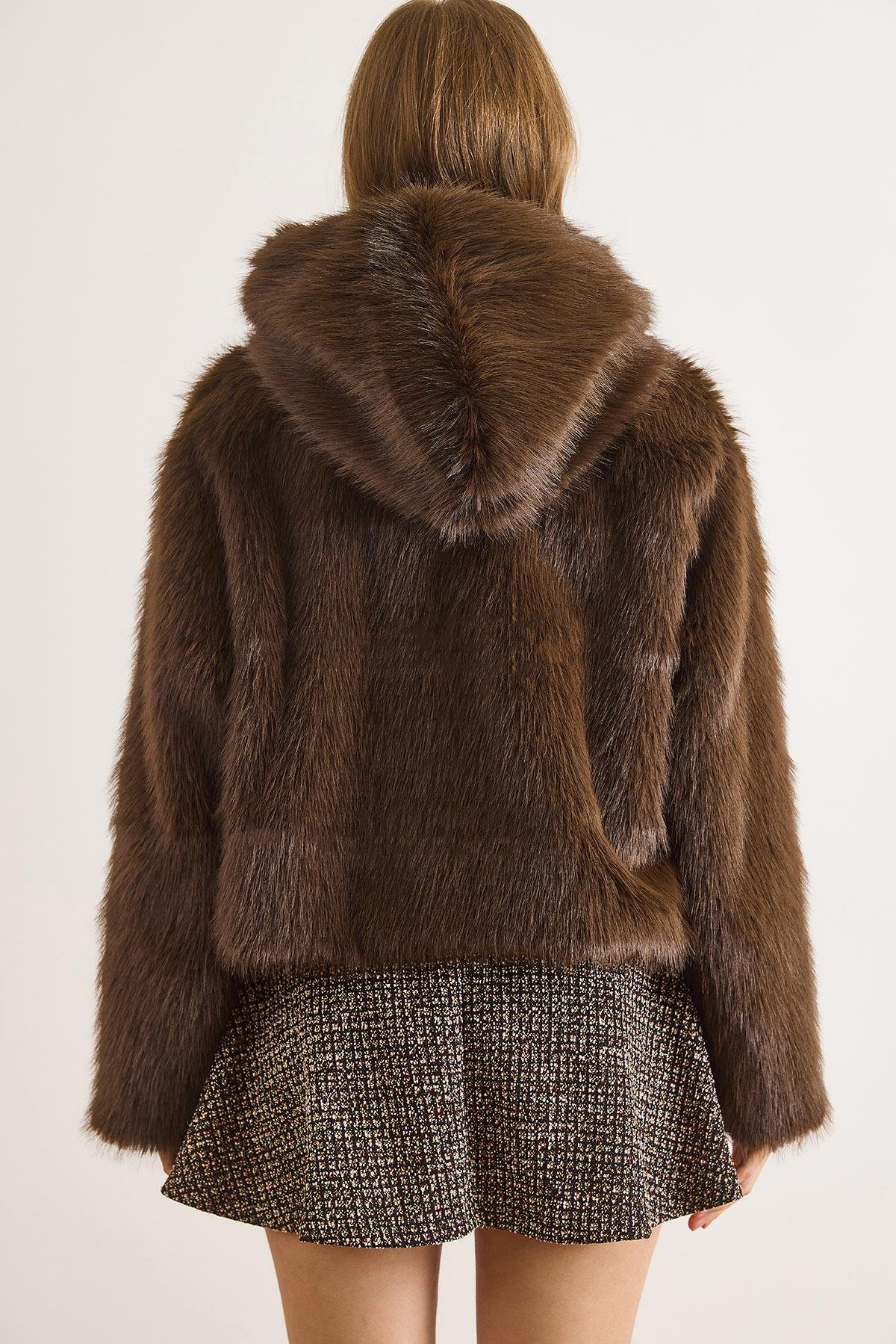 Kapüşonlu Agraf Kapama Kısa Suni Kürk Kaban Kahverengi