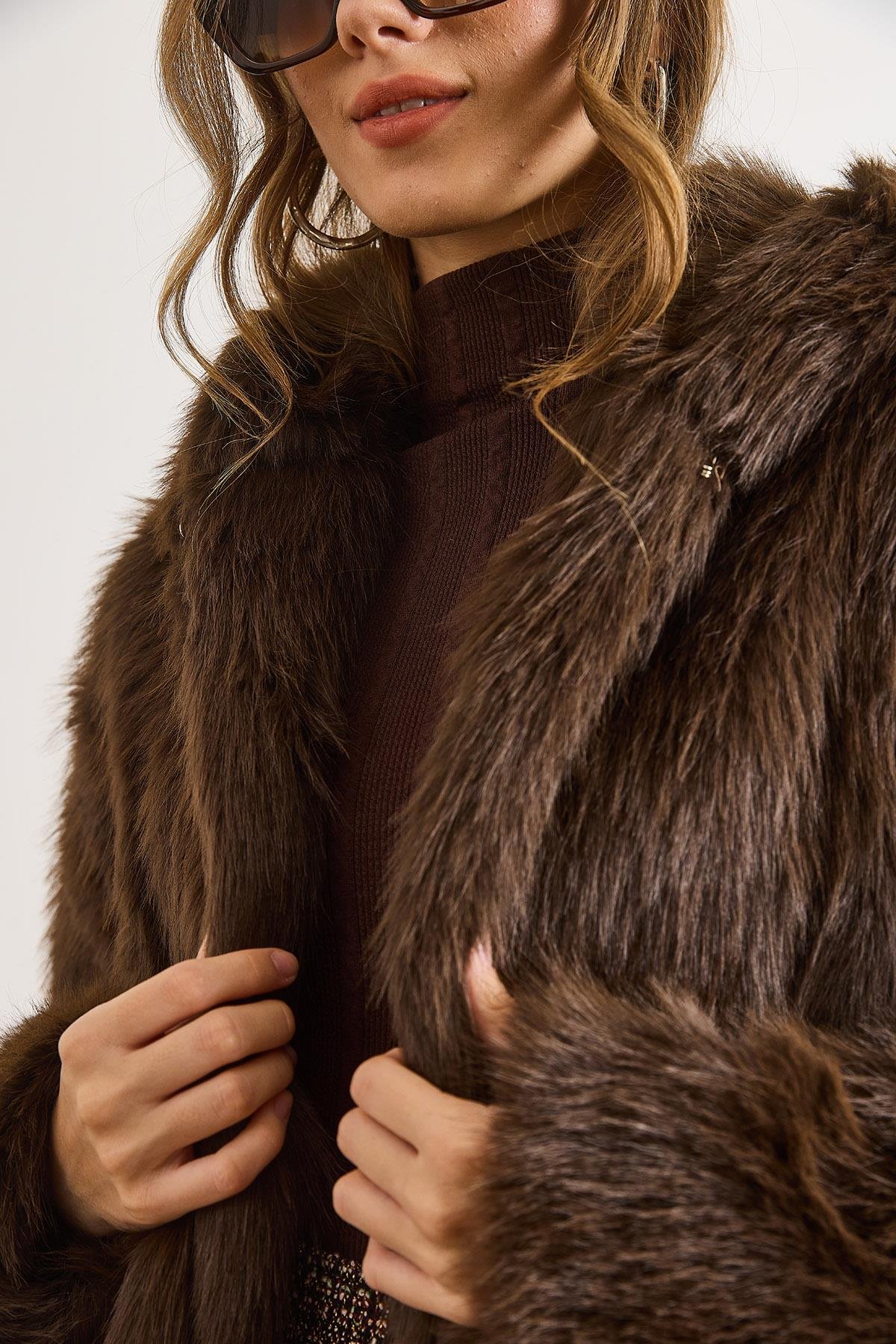 Kapüşonlu Agraf Kapama Kısa Suni Kürk Kaban Kahverengi