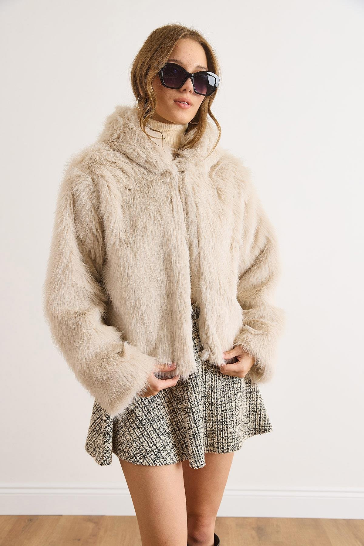 Kapüşonlu Agraf Kapama Kısa Suni Kürk Kaban Ekru