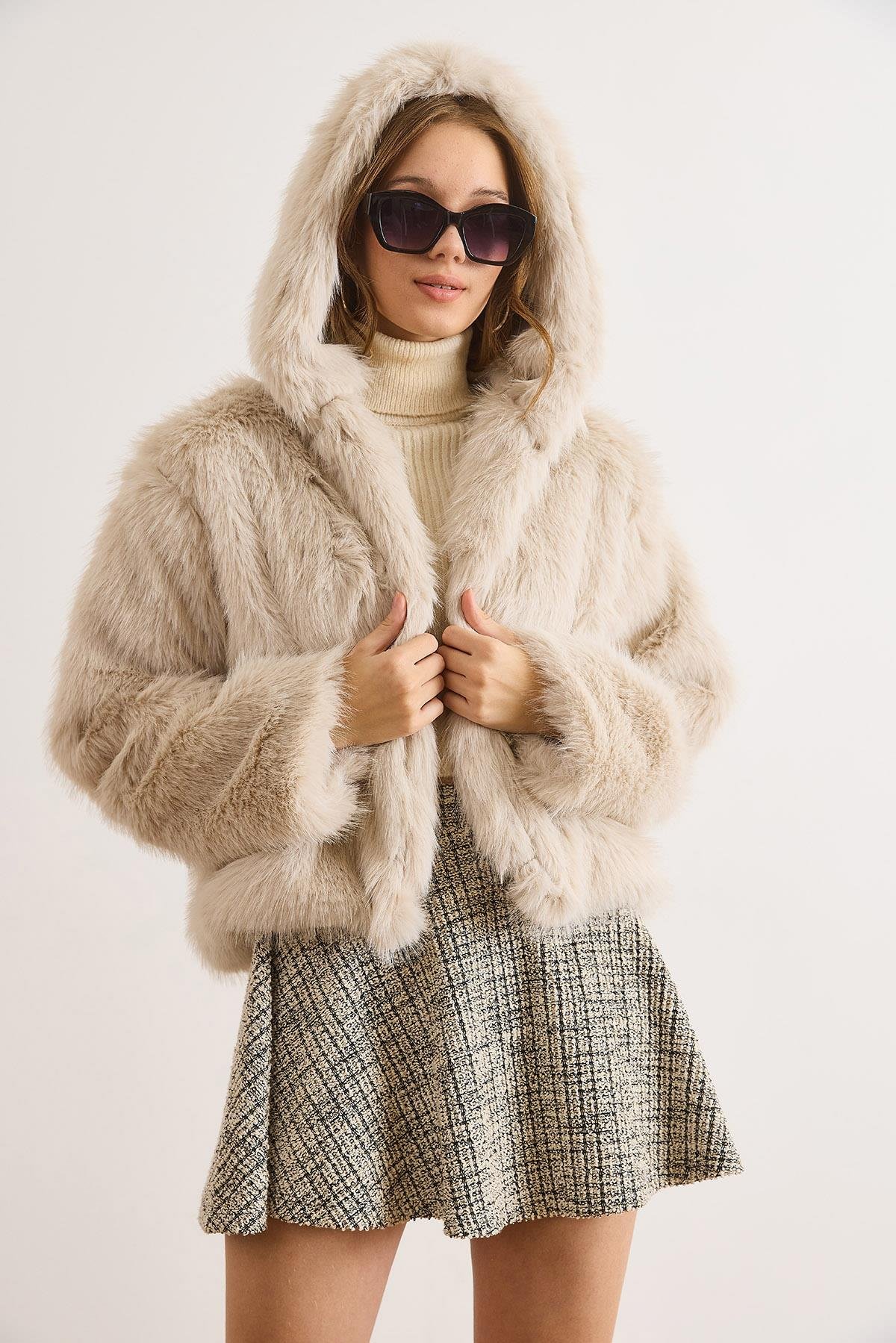 Kapüşonlu Agraf Kapama Kısa Suni Kürk Kaban Ekru