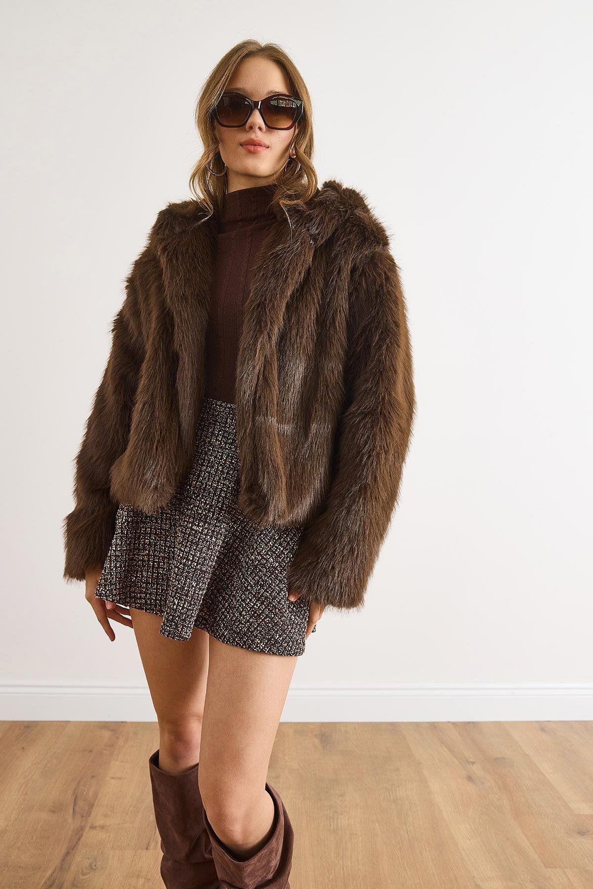 Kapüşonlu Agraf Kapama Kısa Suni Kürk Kaban Kahverengi