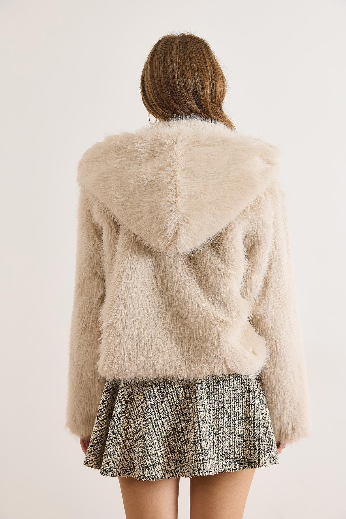 Kapüşonlu Agraf Kapama Kısa Suni Kürk Kaban Ekru