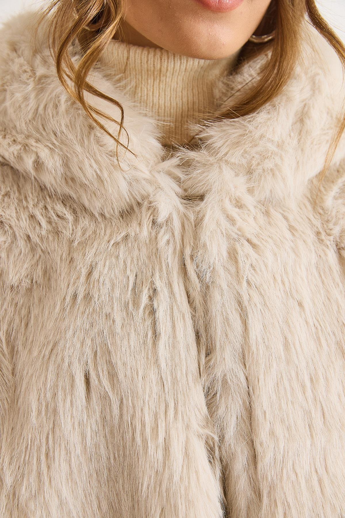 Kapüşonlu Agraf Kapama Kısa Suni Kürk Kaban Ekru