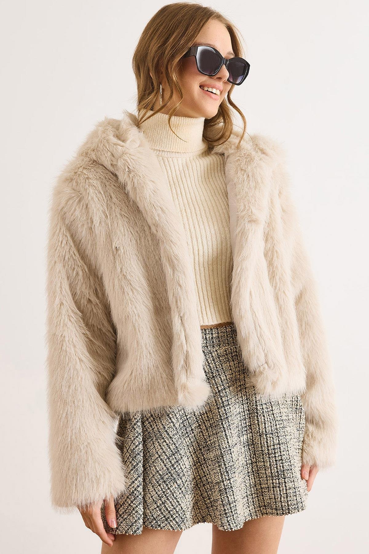 Kapüşonlu Agraf Kapama Kısa Suni Kürk Kaban Ekru