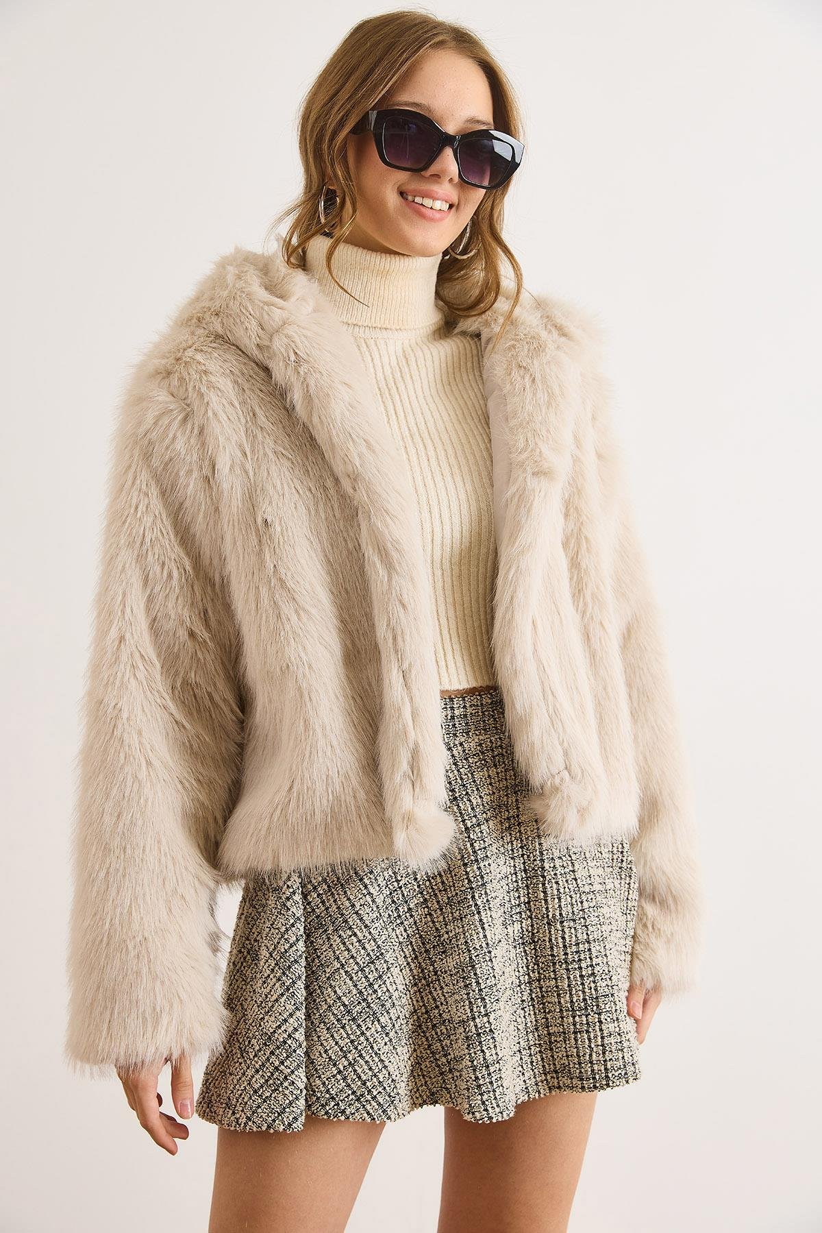 Kapüşonlu Agraf Kapama Kısa Suni Kürk Kaban Ekru