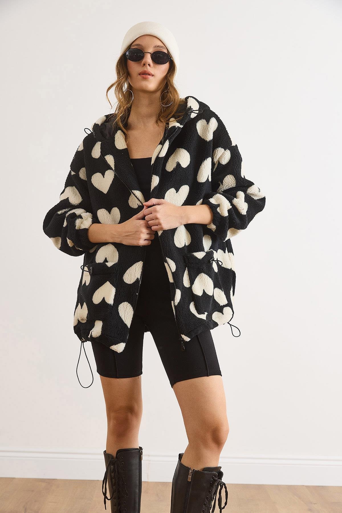 Kapüşonlu Cepli Astarlı Kalp Detaylı Wellsoft Kaban Siyah