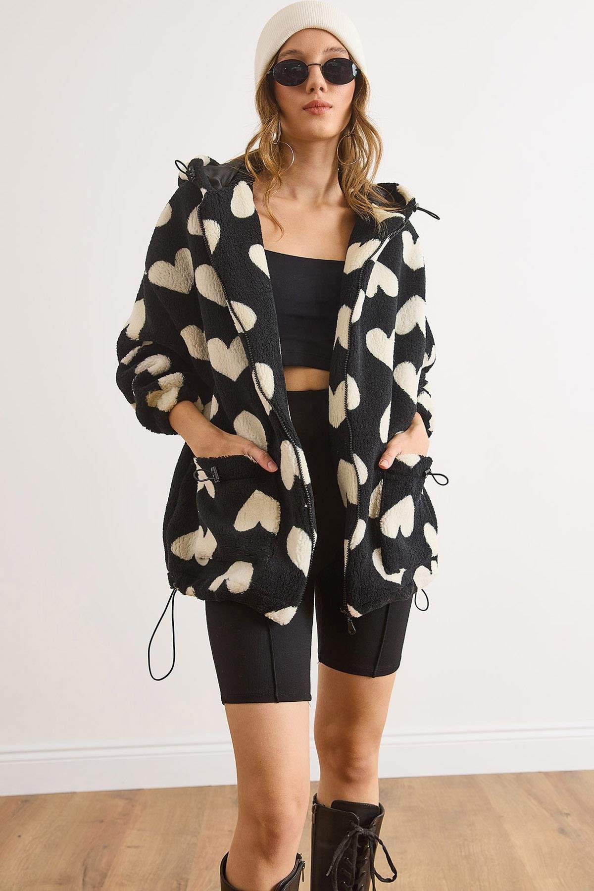 Kapüşonlu Cepli Astarlı Kalp Detaylı Wellsoft Kaban Siyah