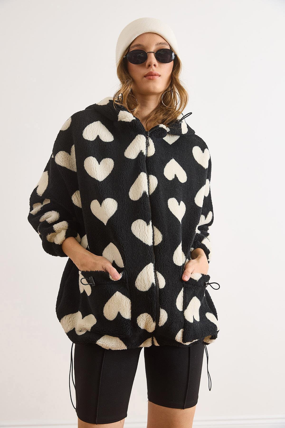 Kapüşonlu Cepli Astarlı Kalp Detaylı Wellsoft Kaban Siyah