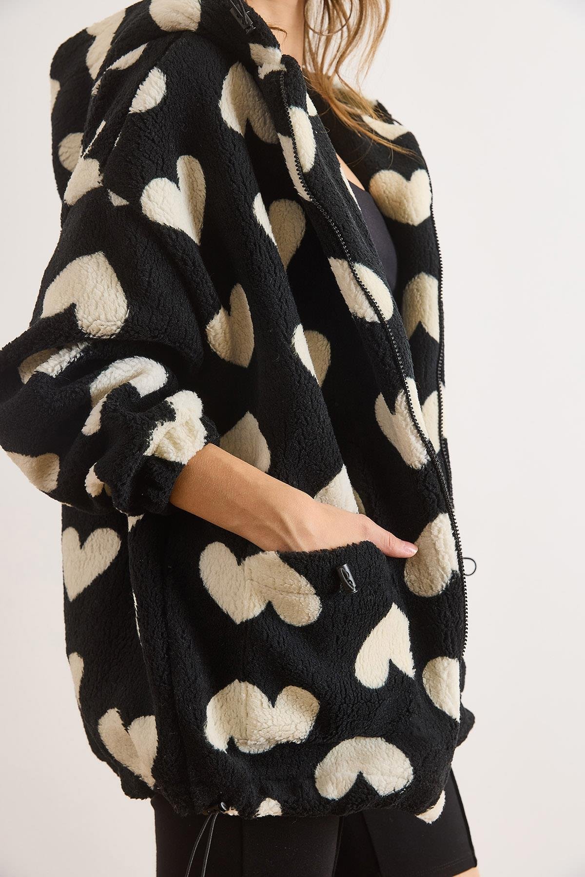 Kapüşonlu Cepli Astarlı Kalp Detaylı Wellsoft Kaban Siyah