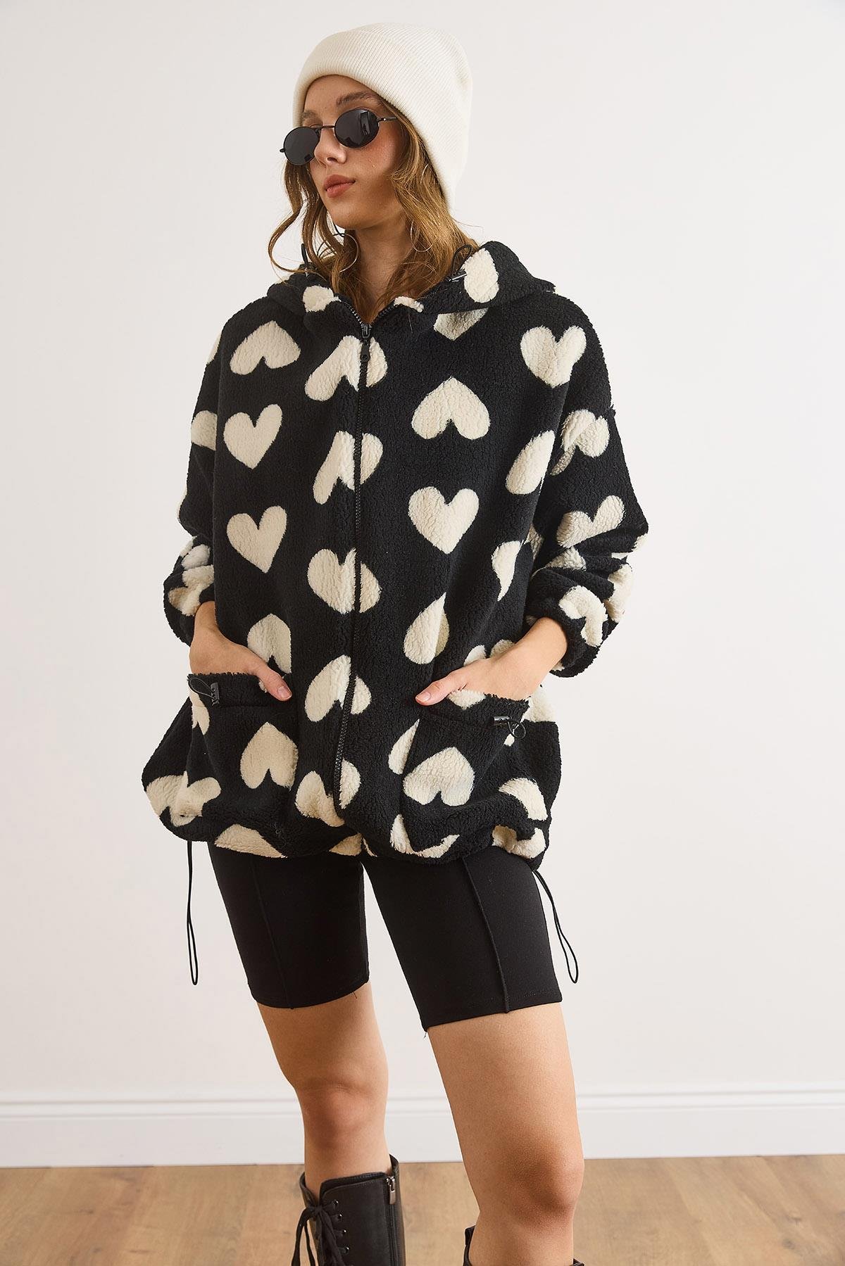 Kapüşonlu Cepli Astarlı Kalp Detaylı Wellsoft Kaban Siyah