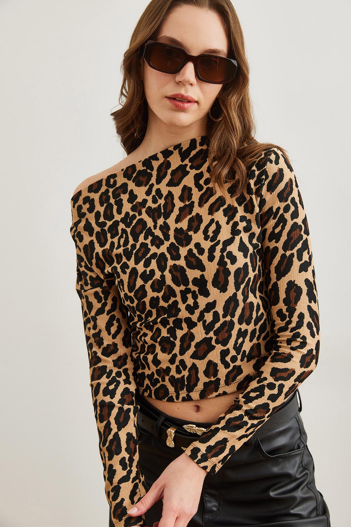 Kayık Yaka Fitilli Leopar Crop Bluz Bej