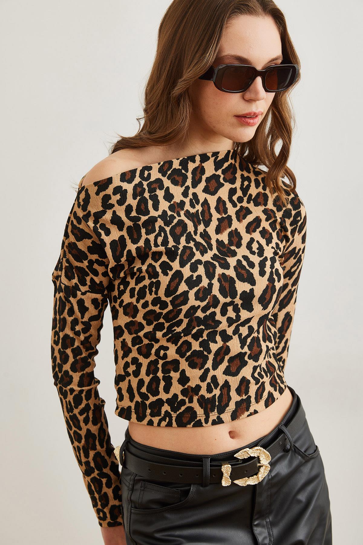Kayık Yaka Fitilli Leopar Crop Bluz Bej