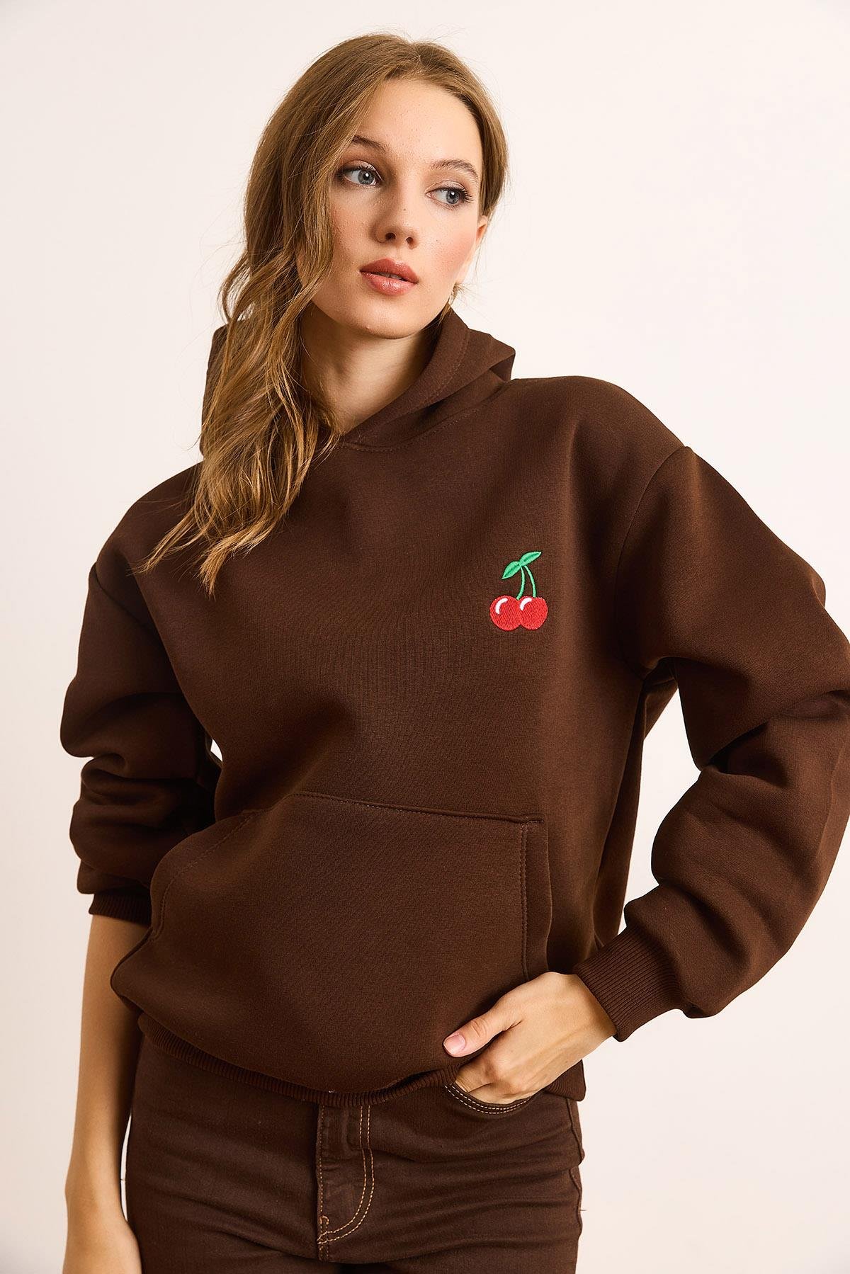 Kiraz Nakışlı Kapüşonlu Şardonlu Sweatshirt Kahverengi