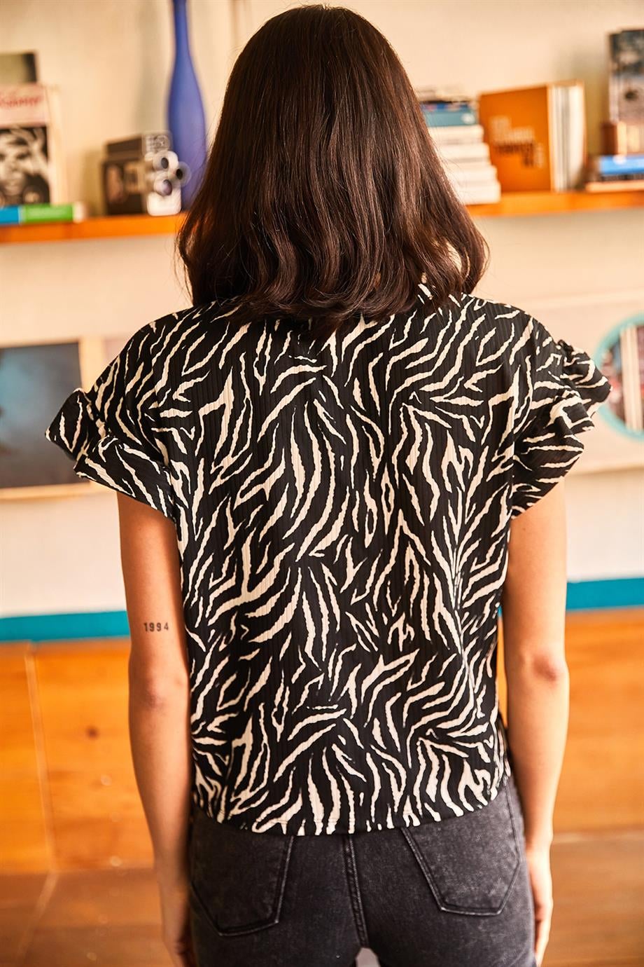 Kolu Fırfırlı Kaşkorse Tişört Siyah Zebra
