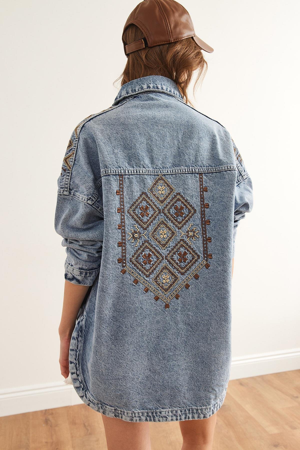 Omuz ve Sırt Nakış Detaylı Pamuk Denim Ceket Mavi