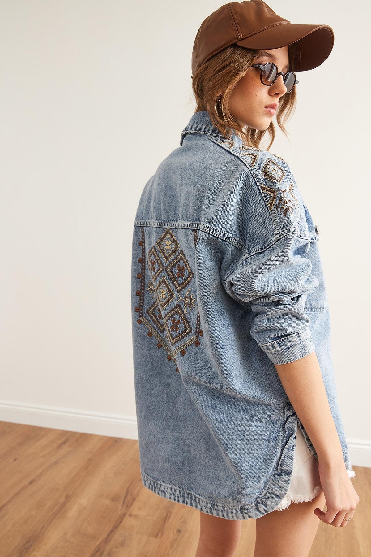 Omuz ve Sırt Nakış Detaylı Pamuk Denim Ceket Mavi