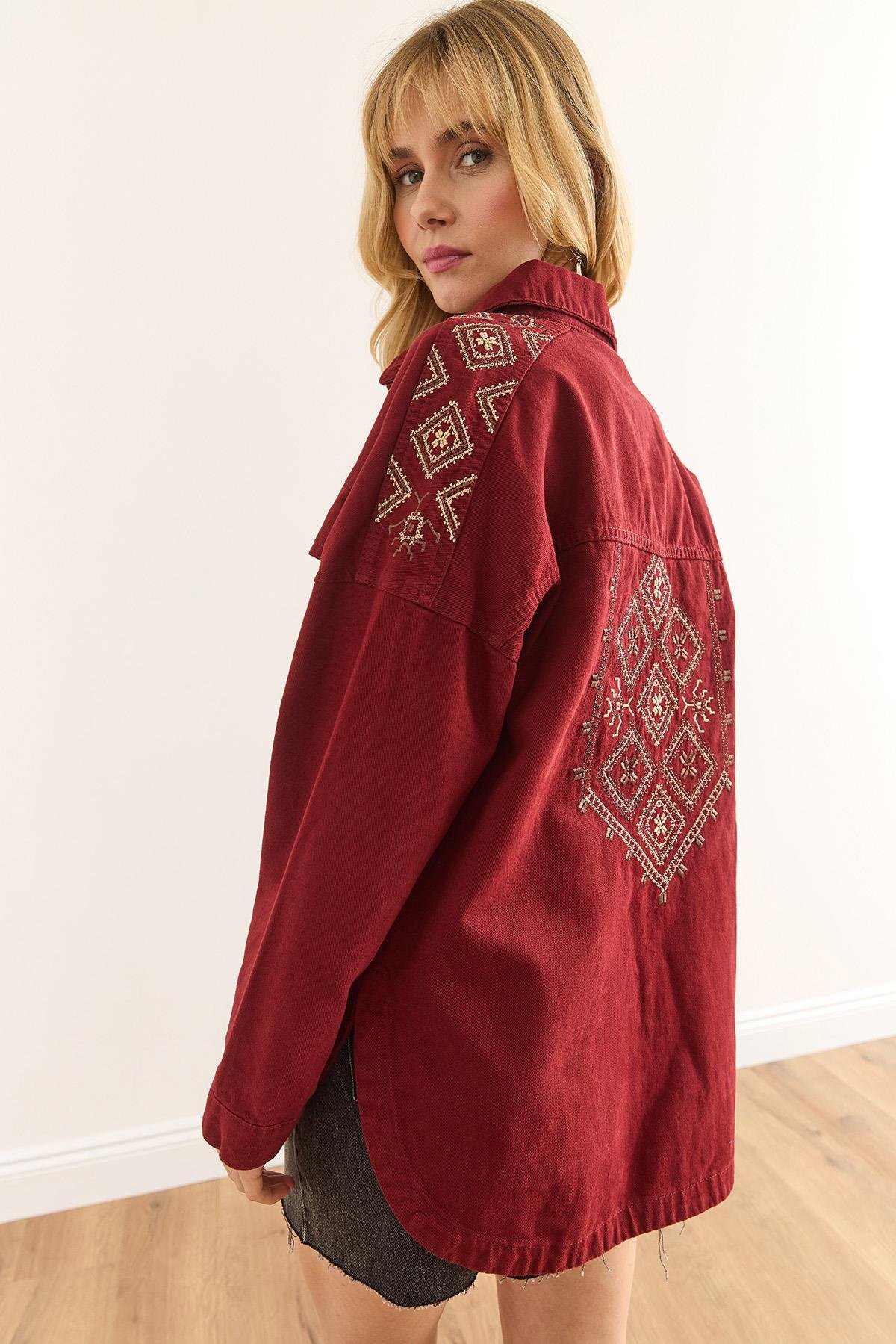 Omuz ve Sırt Nakış Detaylı Pamuk Gabardin Ceket Bordo