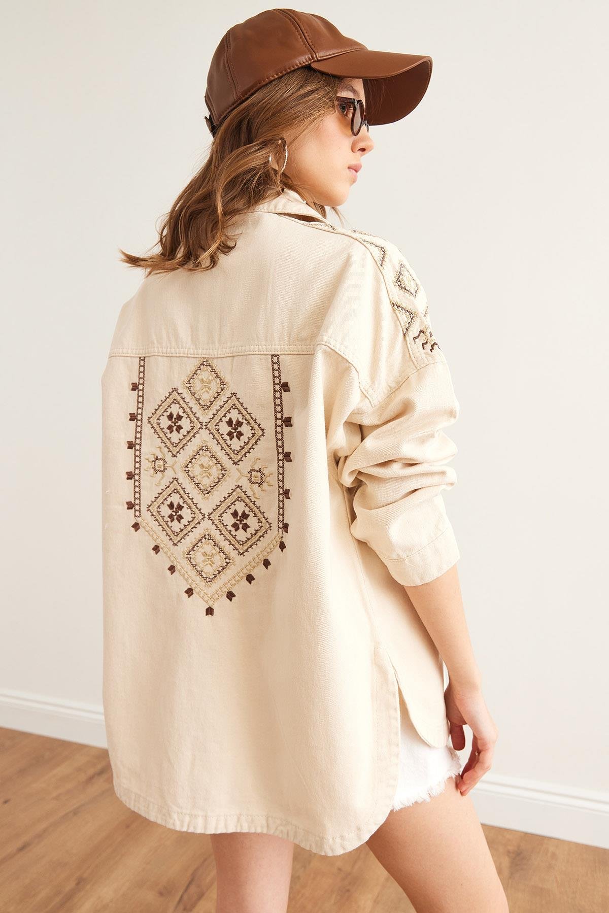 Omuz ve Sırt Nakış Detaylı Pamuk Gabardin Ceket Taş