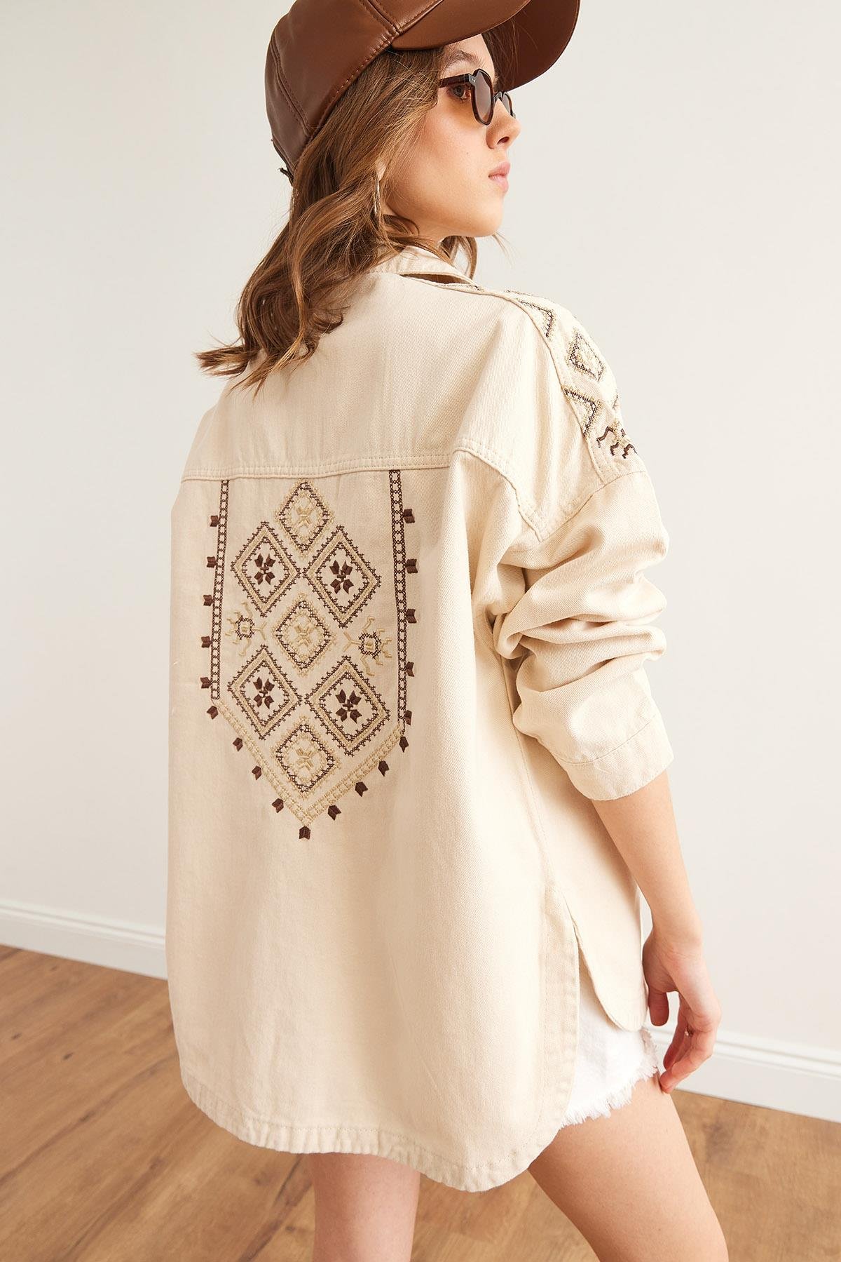 Omuz ve Sırt Nakış Detaylı Pamuk Gabardin Ceket Taş