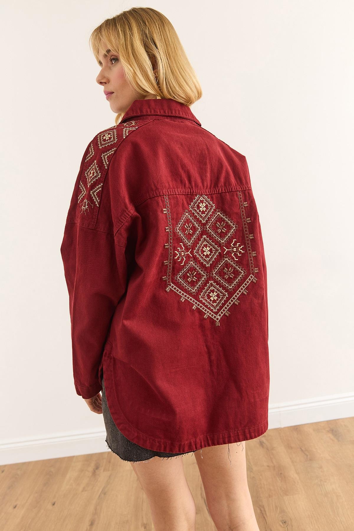 Omuz ve Sırt Nakış Detaylı Pamuk Gabardin Ceket Bordo
