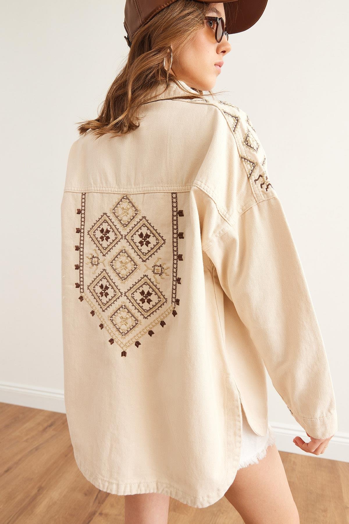 Omuz ve Sırt Nakış Detaylı Pamuk Gabardin Ceket Taş