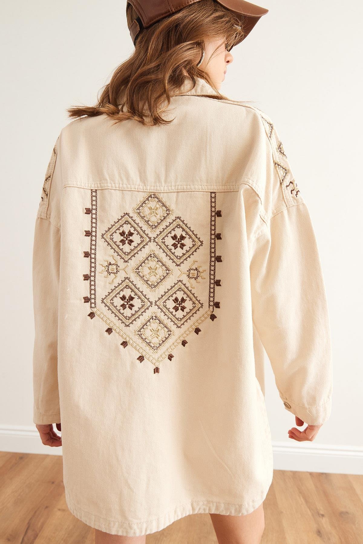 Omuz ve Sırt Nakış Detaylı Pamuk Gabardin Ceket Taş