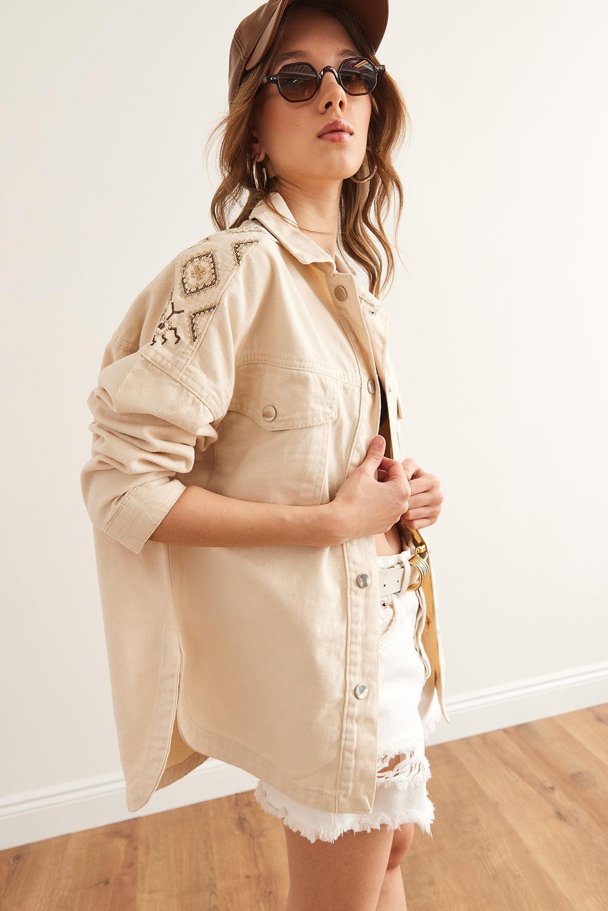 Omuz ve Sırt Nakış Detaylı Pamuk Gabardin Ceket Taş