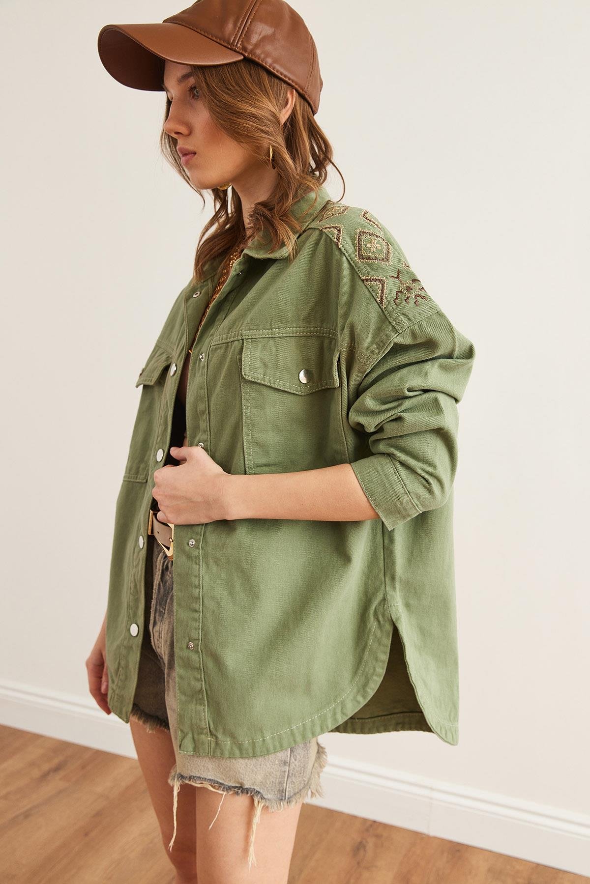 Omuz ve Sırt Nakış Detaylı Pamuk Gabardin Ceket Haki