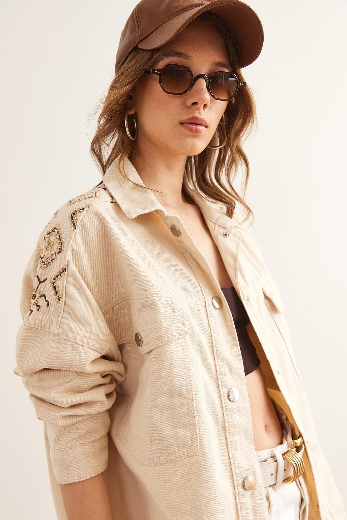 Omuz ve Sırt Nakış Detaylı Pamuk Gabardin Ceket Taş