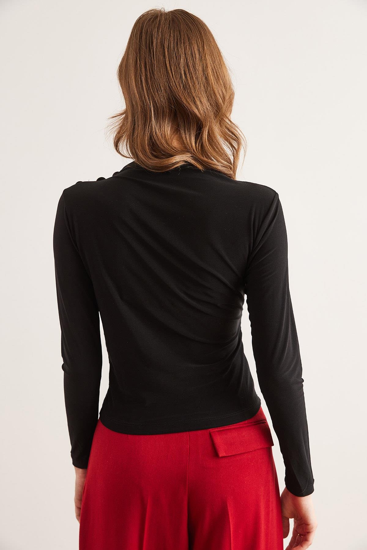 Omuzu Düğmeli Drape Detaylı Sandy Bluz Siyah