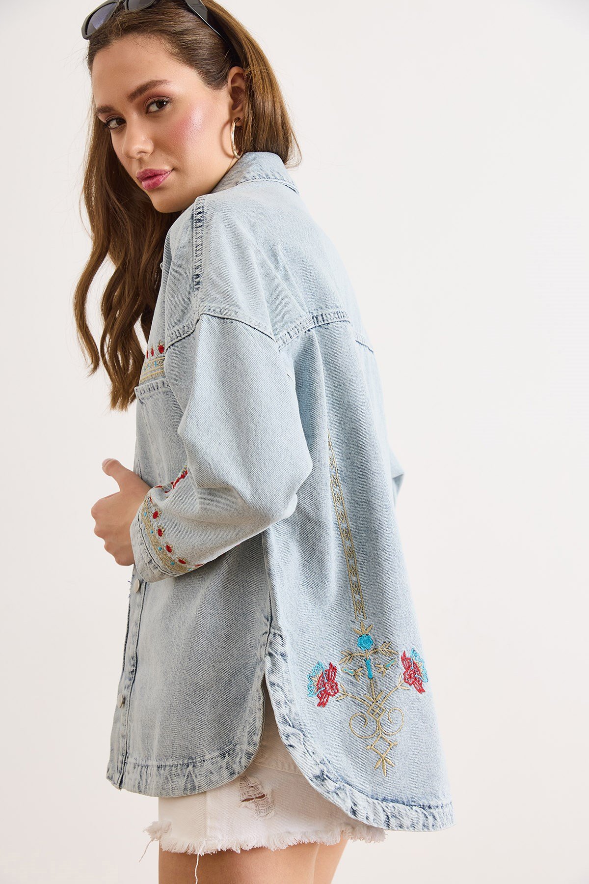 Ön Arka Çiçek Nakış Detaylı Yıkanmış Denim Ceket Açık Mavi