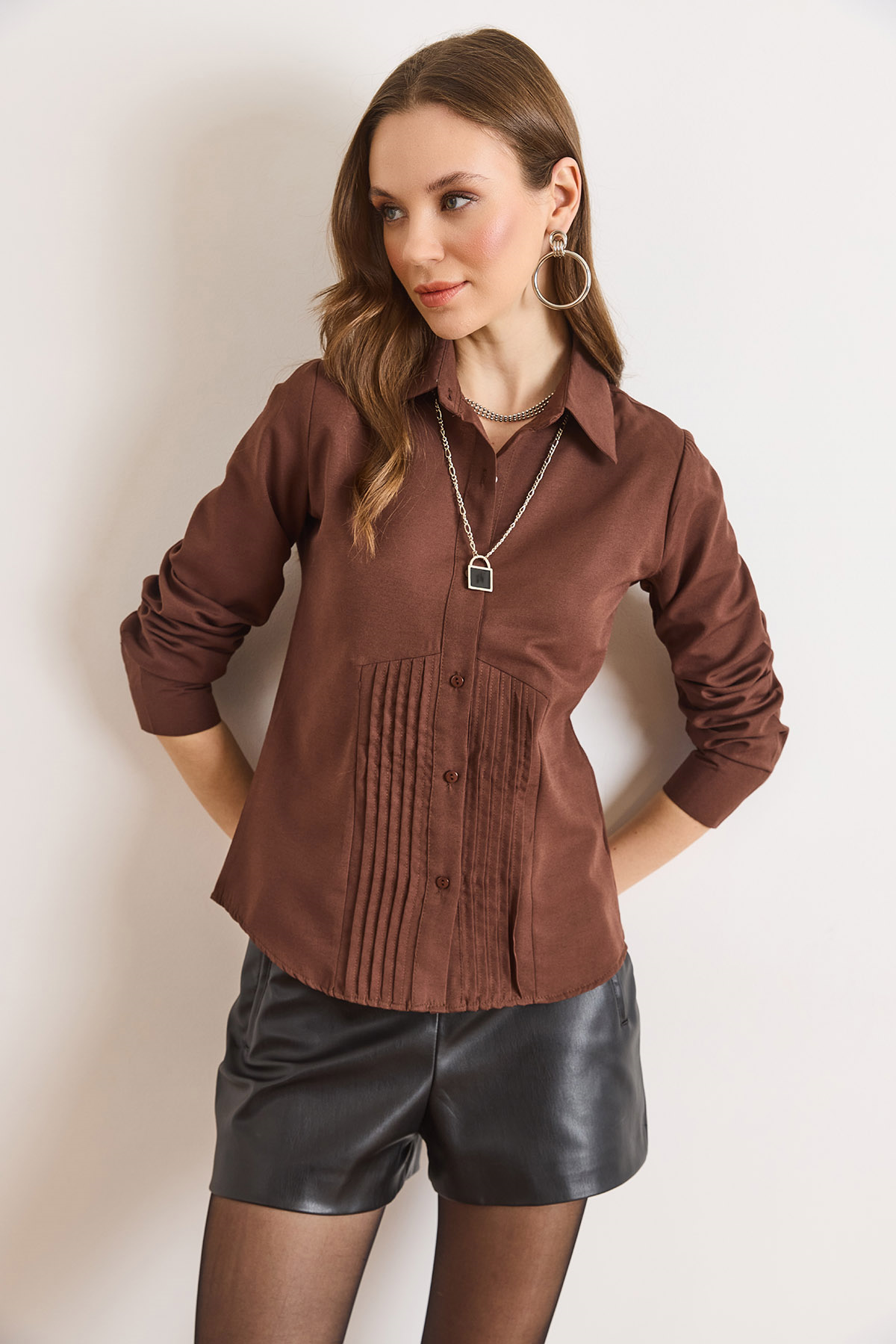 Önü Pensli Slim Fit Dokuma Gömlek Kahverengi