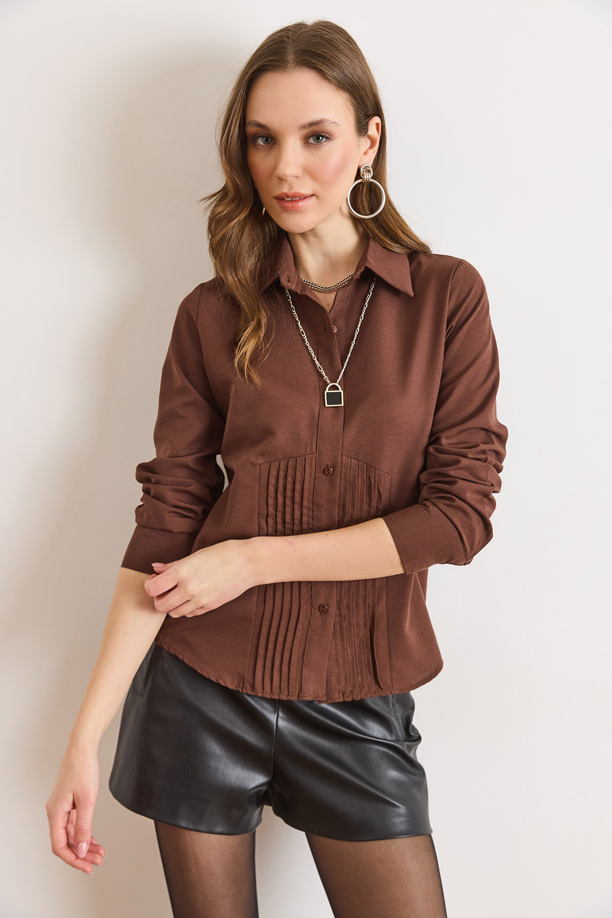 Önü Pensli Slim Fit Dokuma Gömlek Kahverengi