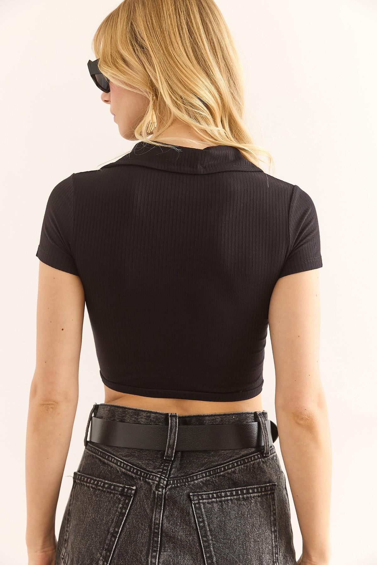 Polo Yaka Bağlama Detaylı Poliviskon Crop Bluz Siyah