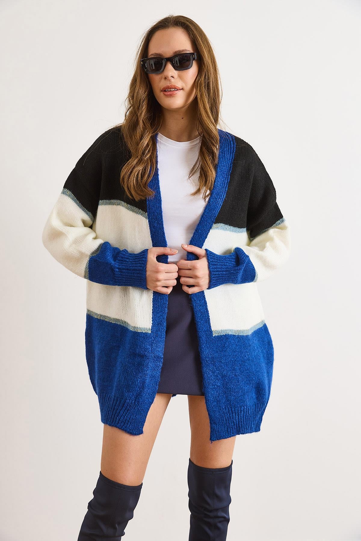 Renk Bloklu Sim Detaylı Oversize Triko Hırka Mavi Beyaz