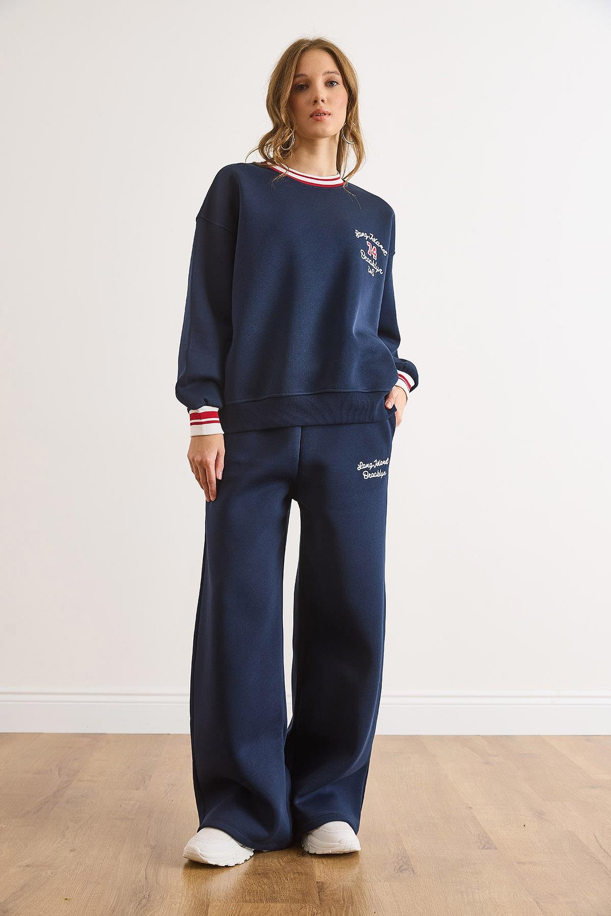 Şerit Detaylı Nakışlı Şardonlu Kalın Eşofman Takımı Lacivert