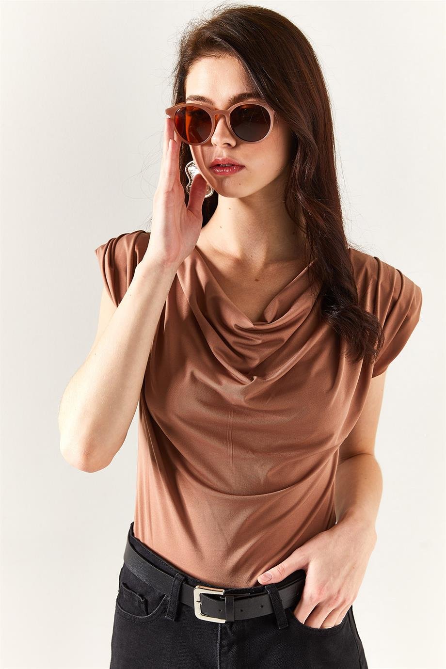 Vatkalı Degaje Yaka Dökümlü Bluz Camel