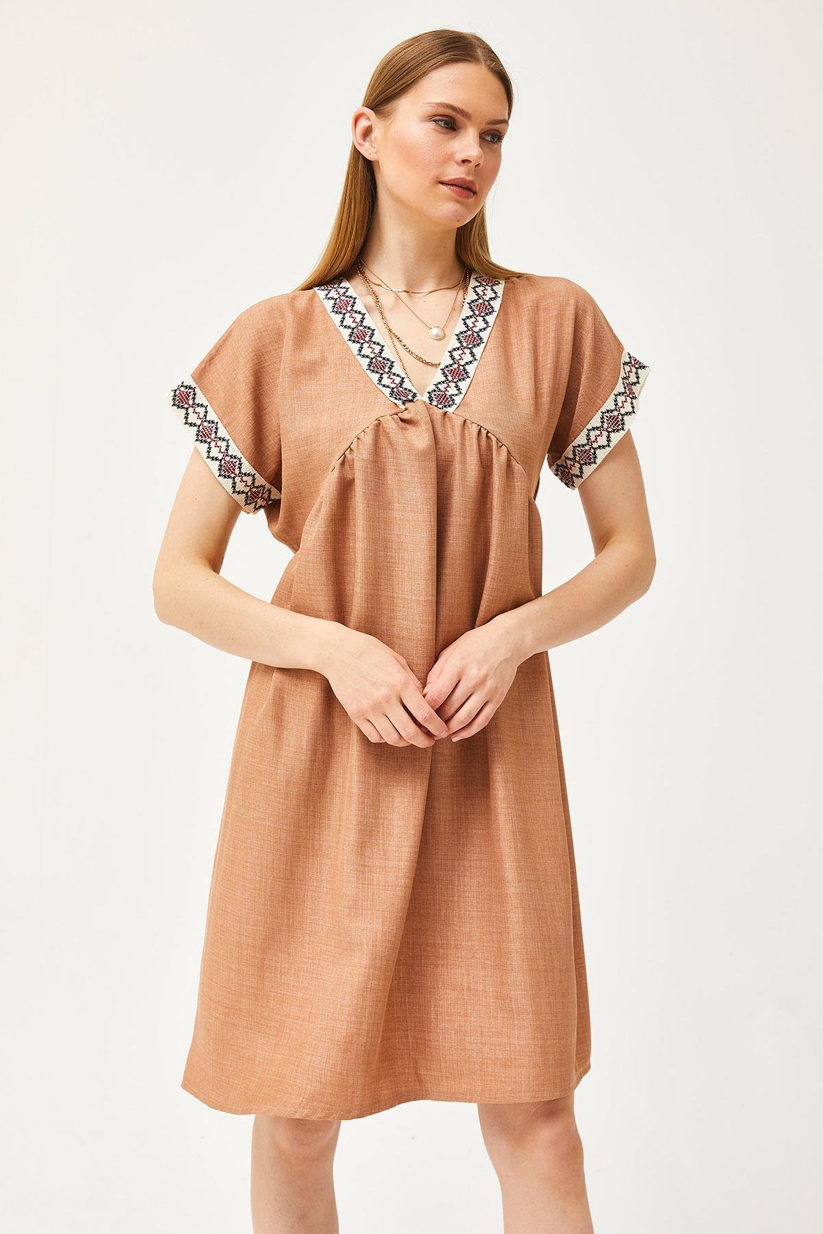 Yaka Dantelli Keten İçerikli Elbise Camel