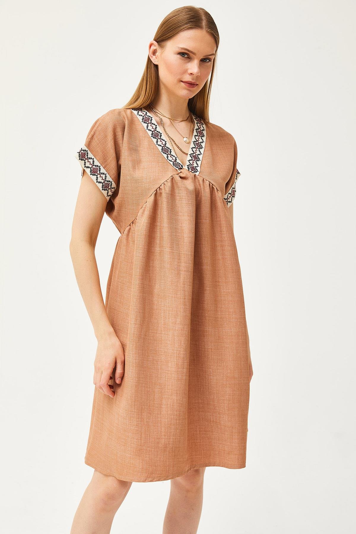 Yaka Dantelli Keten İçerikli Elbise Camel