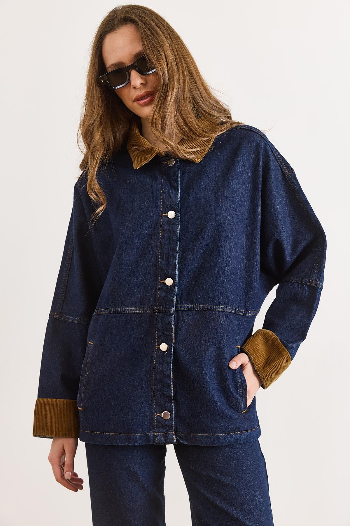 Yaka Manşet Kadife Detaylı Oversize Denim Ceket Lacivert