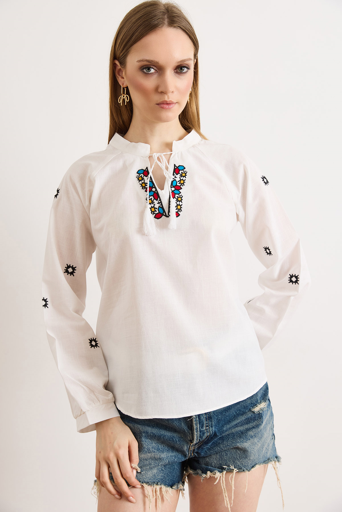 Yaka Nakış Detaylı Bağcıklı Boho Pamuk Bluz Beyaz