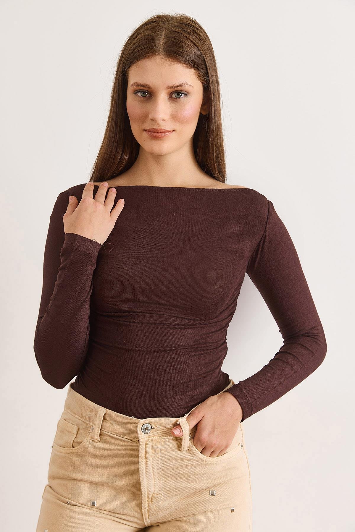 Yanı Drape Kayık Yaka Transparan Bluz Kahverengi