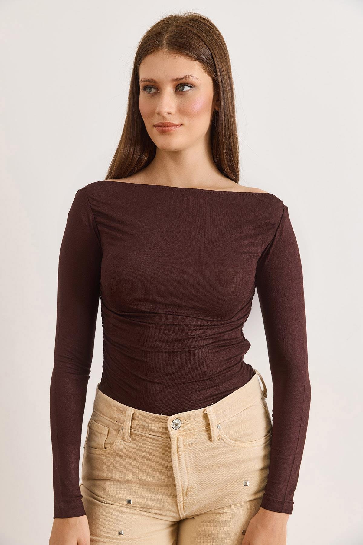Yanı Drape Kayık Yaka Transparan Bluz Kahverengi
