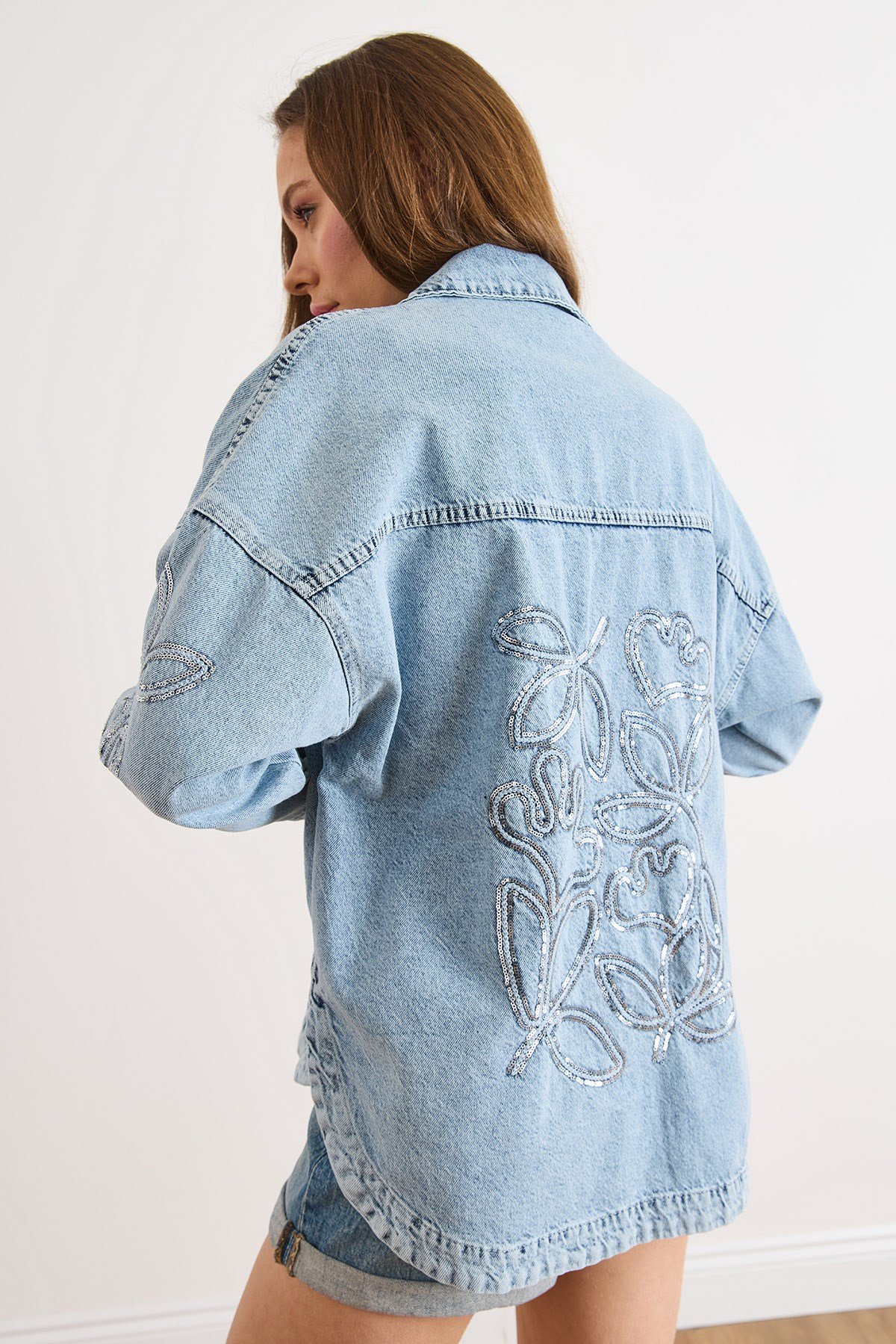 Yaprak Nakış Pullu Yıkanmış Denim Ceket Açık Mavi