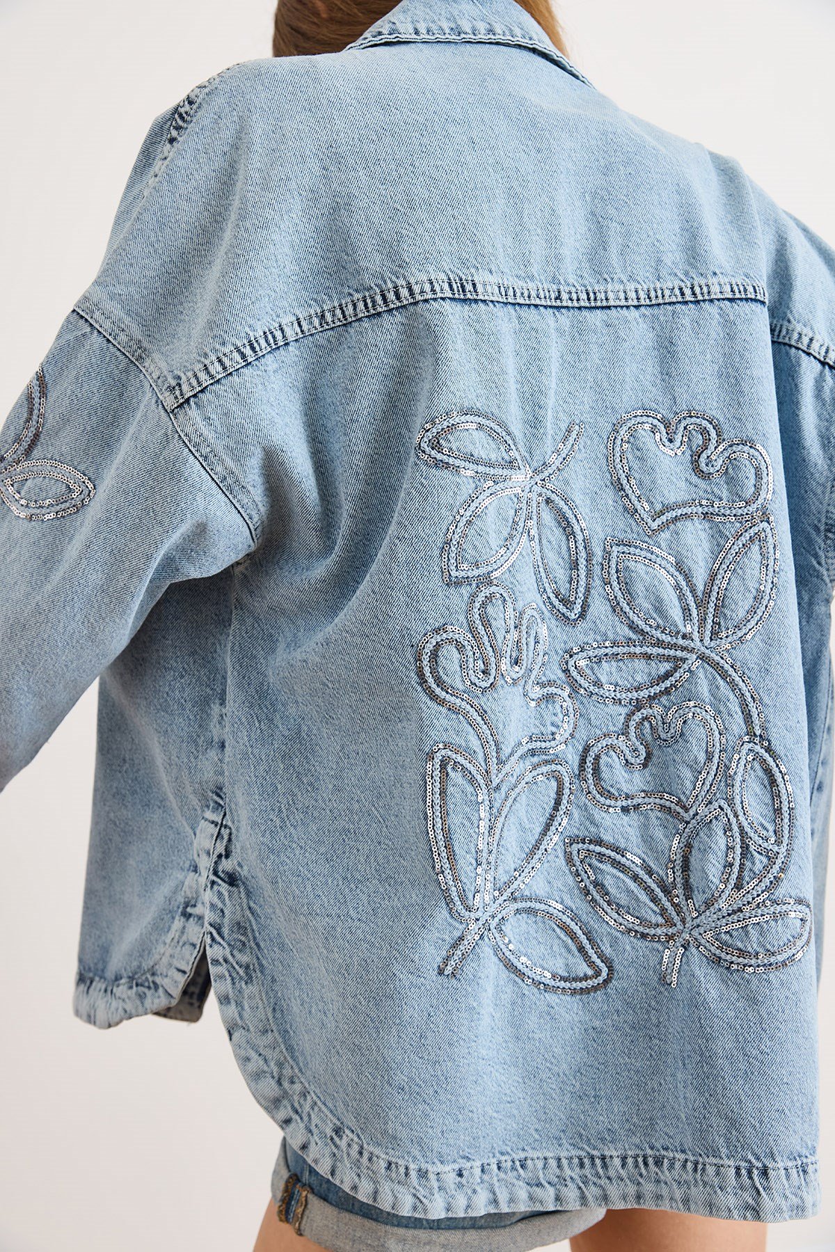Yaprak Nakış Pullu Yıkanmış Denim Ceket Açık Mavi
