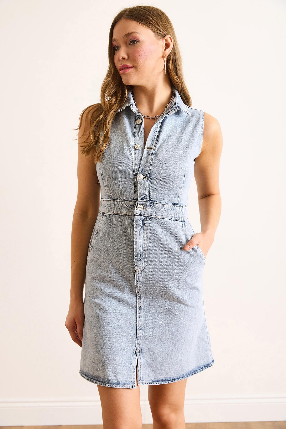 Yarıya Kadar Düğmeli Cepli Mini Denim Elbise Açık Mavi